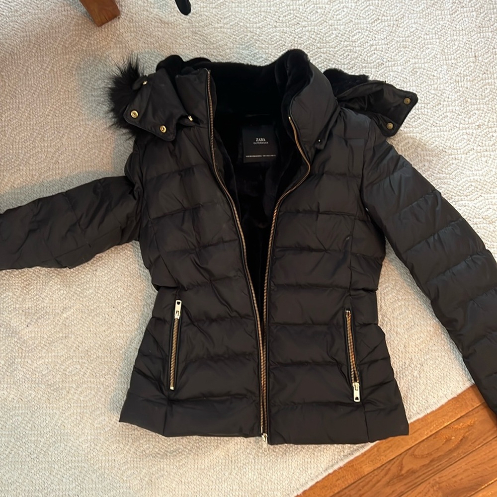 Like new- worn a few times. Detachable faux fur hood.